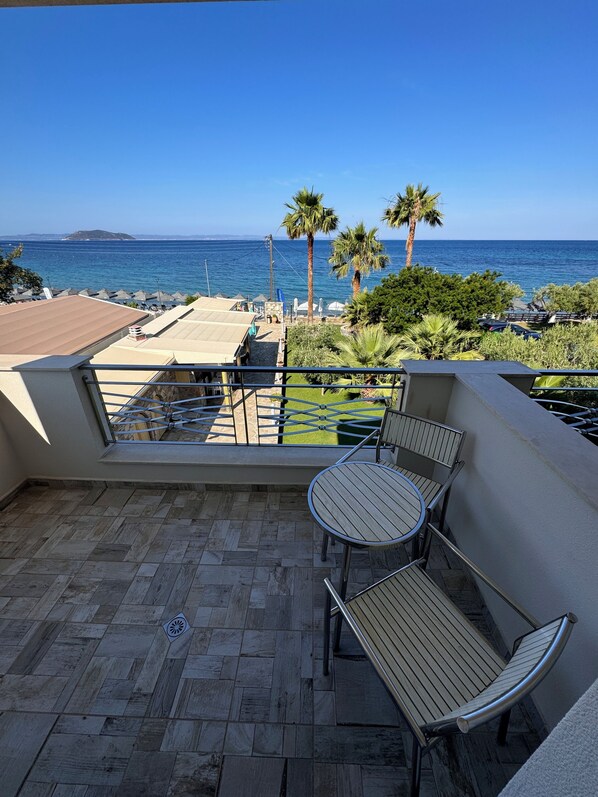 Deluxe appartement, 2 slaapkamers, uitzicht op het strand (3rd floor) | Terras