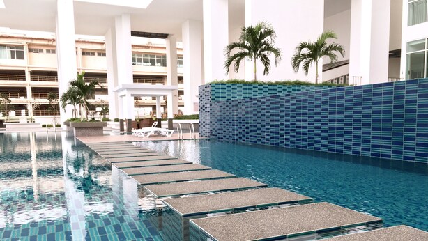 A swimming pool with clear blue tiles, surrounded by white pillars and a tiled wall. - Pinnacle Tower Johor Bahru (Johor Bahru)