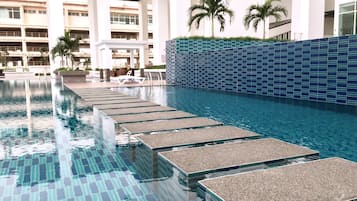 Una piscina al aire libre