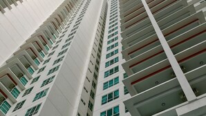 A high-rise building with a modern architectural design, featuring multiple floors with balconies and large windows. - Pinnacle Tower Johor Bahru (Johor Bahru)