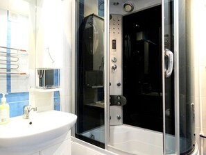 Apartemen (Mikheeva 19 (202)) | Kamar mandi | Perlengkapan mandi gratis, pengering rambut, sandal, dan handuk