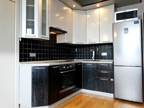 Leilighet (Prospect Lenina 112) | Eget kjøkken | Kjøleskap, mikrobølgeovn, kokeplater og vannkoker