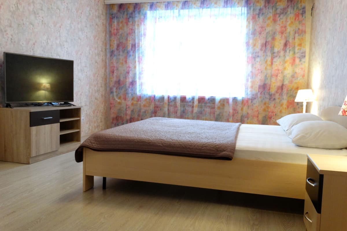 Appartamento Comfort, 2 camere da letto (Pionerskaya 1(2)) | 1 camera, con arredamento individuale, ferro/asse da stiro