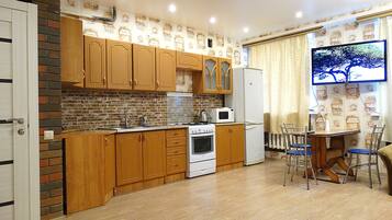 Basic-Apartment, 2 Schlafzimmer | 1 Schlafzimmer, individuell eingerichtet, Bügeleisen/Bügelbrett