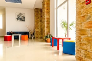 Coin salon dans le hall