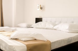 Quarto triplo, sacada, no jardim | Escrivaninha, ferros/tábuas de passar roupa, Wi-Fi de cortesia
