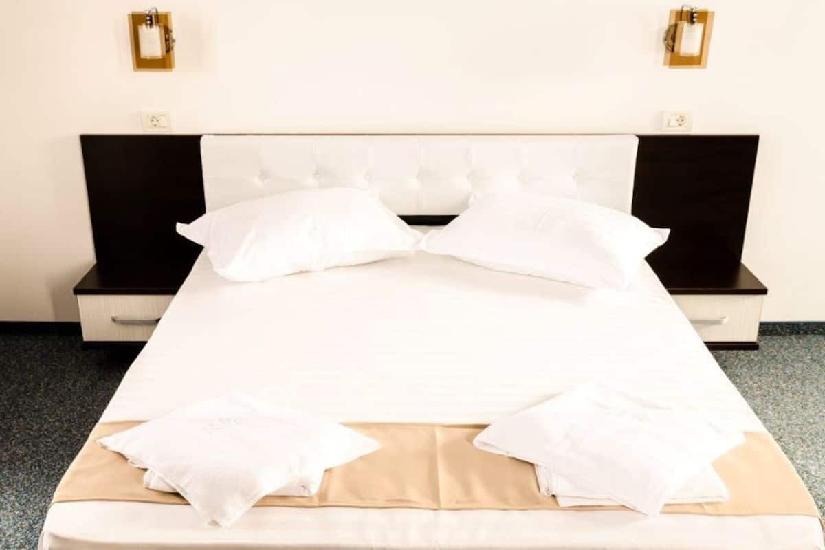 Chambre Double, balcon, vue ville | Bureau, fer et planche à repasser, Wi-Fi gratuit