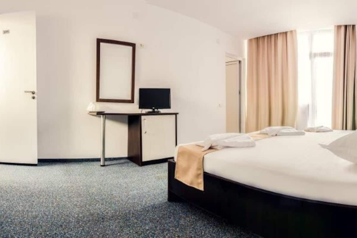 Chambre Triple, balcon, côté jardin | Bureau, fer et planche à repasser, Wi-Fi gratuit