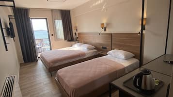 Quarto triplo standard, vista para o mar | Frigobar, cofres nos quartos, escrivaninha, cortinas blackout