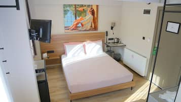 Quarto triplo standard, vista para a montanha | Frigobar, cofres nos quartos, escrivaninha, cortinas blackout