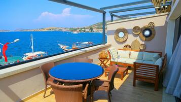 Quarto superluxo, 1 cama King, vista para o mar | Terraço/pátio