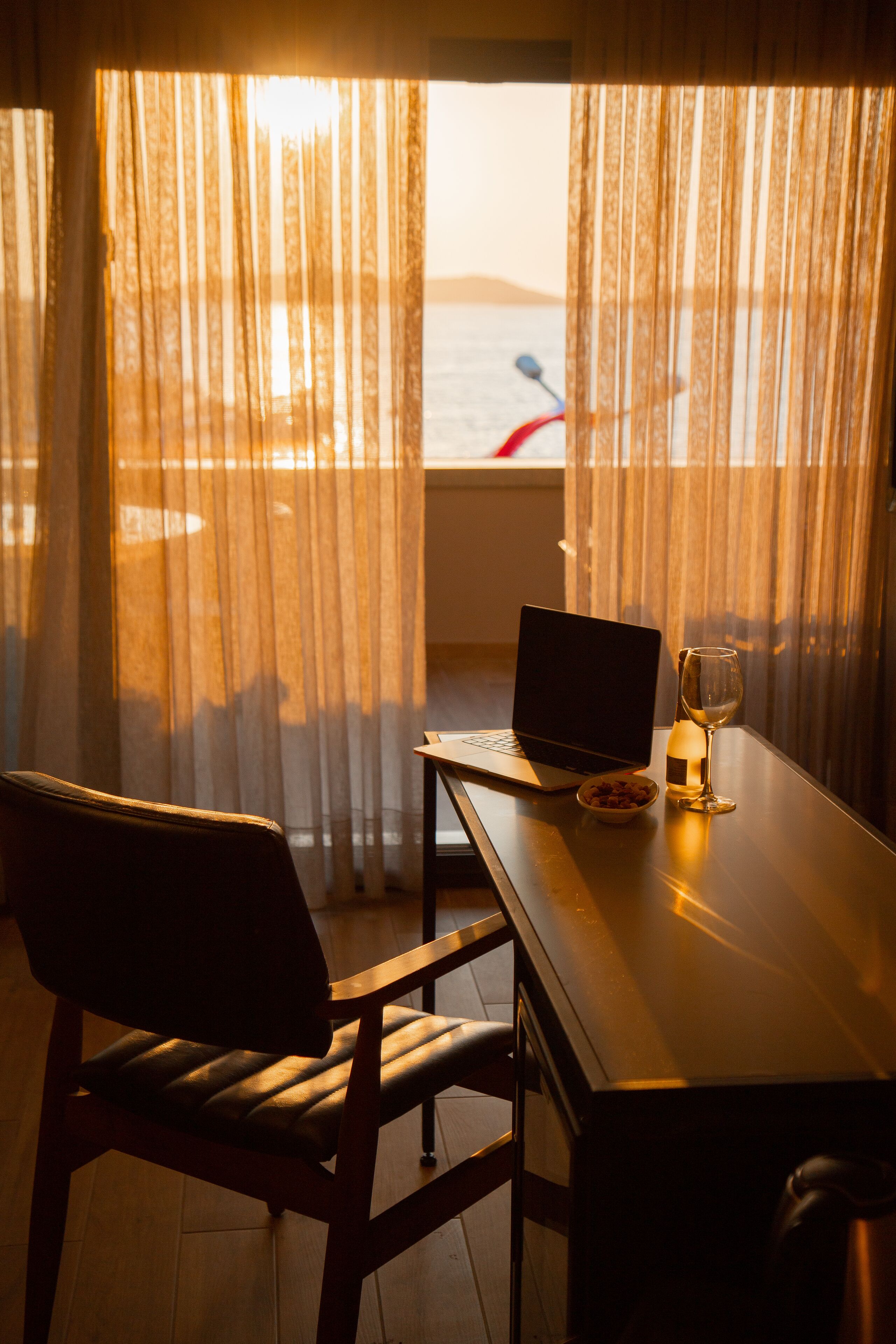 Habitación de lujo, 1 cama King size, vista al mar | Minibar, caja de seguridad en la habitación y escritorio 