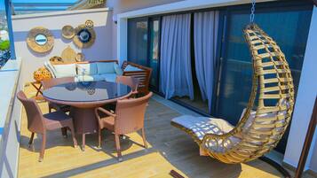 Chambre Luxe, 1 très grand lit, vue mer | Terrasse/Patio