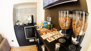 A breakfast bar with various food items and a coffee machine. - Reggia & Dintorni Rooms a Caserta (Caserta)