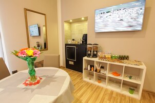 高档床上用品、记忆海绵床垫、迷你吧、办公桌