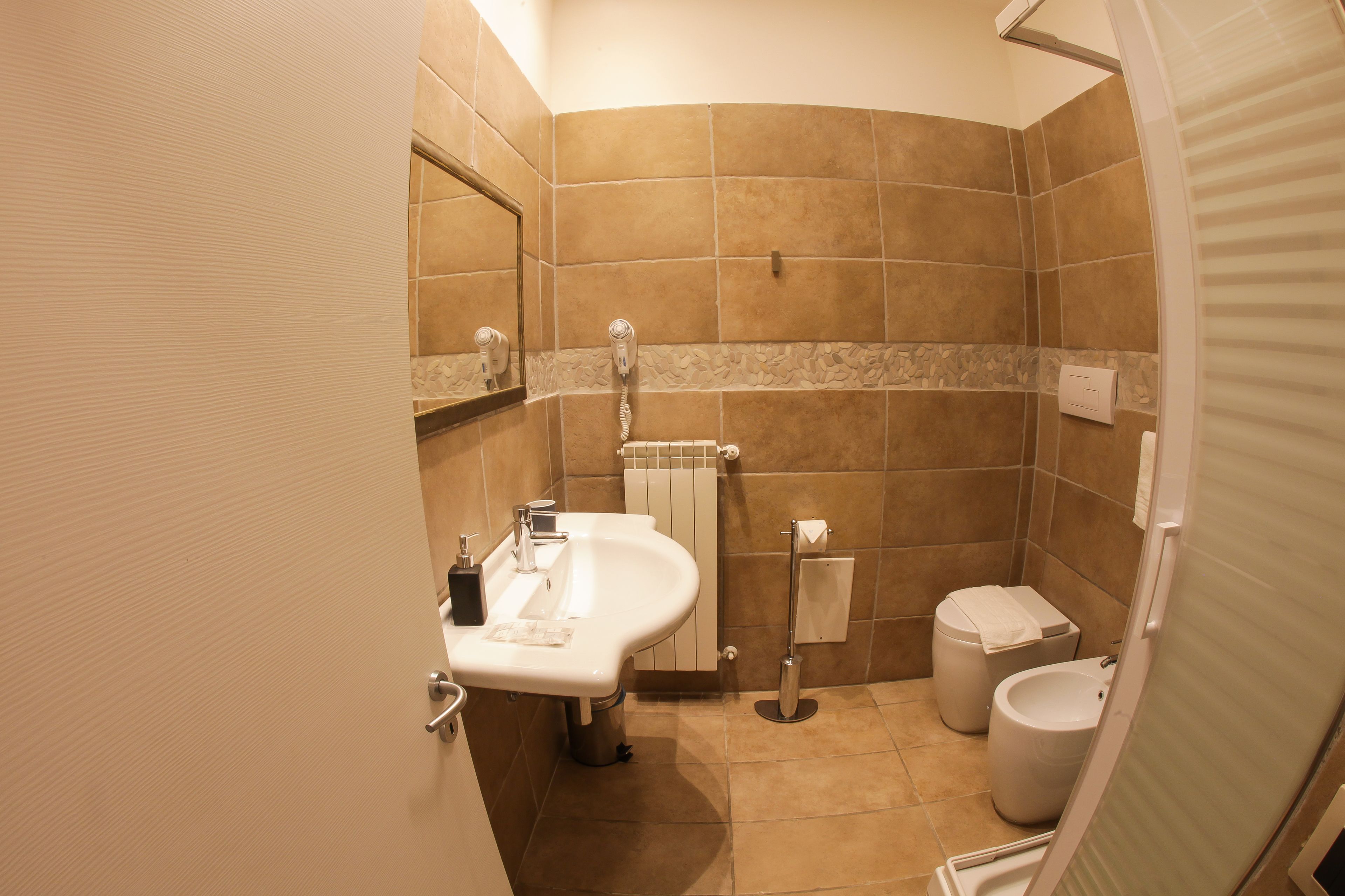 Familiekamer | Badkamer | Een douche, een regendouche, gratis toiletartikelen, een haardroger