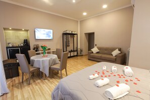 Habitación Deluxe (MC) | Ropa de cama de alta calidad, camas con efecto memoria y minibar