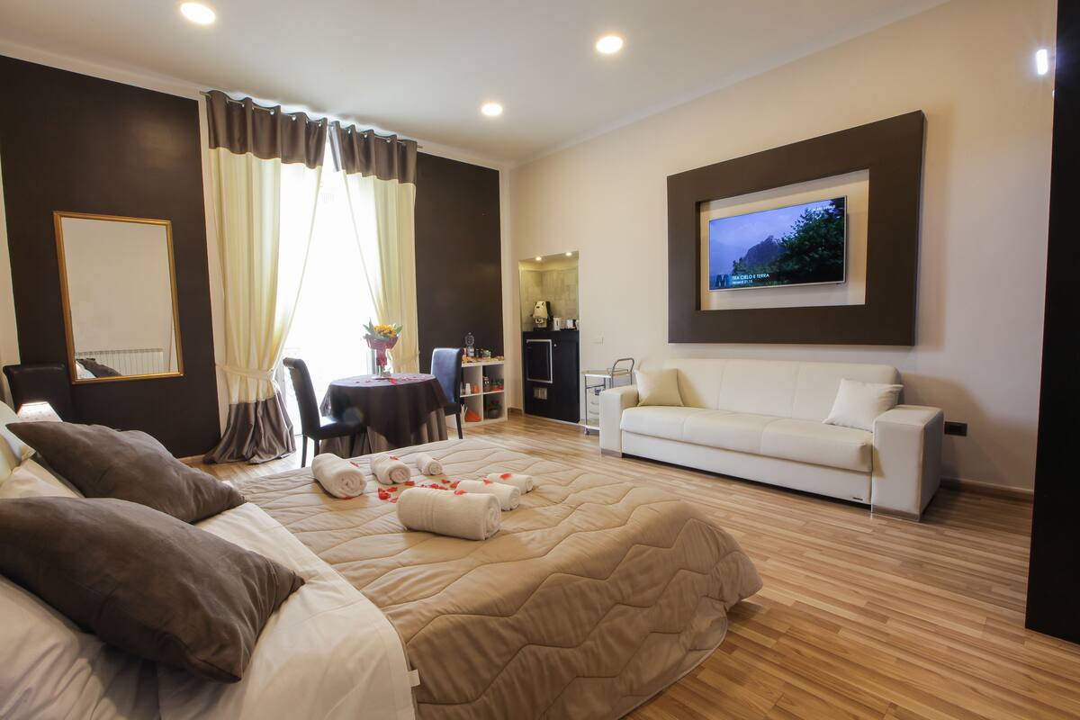 Deluxe Triple Room (MT) | Premium bedding, memory-foam beds, minibar, desk