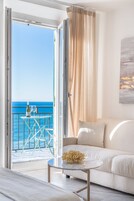 Minibar, caja de seguridad en la habitación y escritorio 