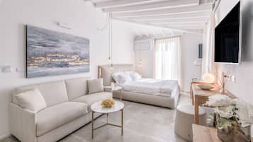 Honeymoon Suite, Jetted Tub | Minibar, in-room safe, desk, blackout drapes