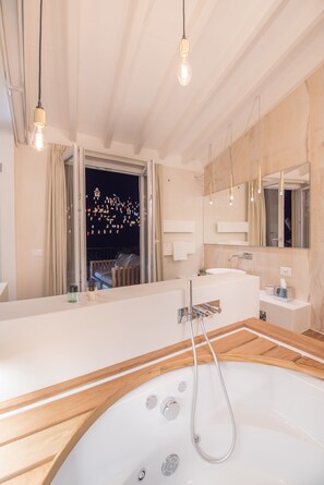 Suite Lune de Miel, baignoire à jets | Salle de bain | Articles de toilette de luxe, sèche-cheveux, chaussons, bidet