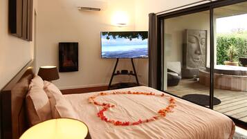 Suite de lujo, 1 cama King size, chimenea | Decoración personalizada, muebles diferentes y cortinas blackout