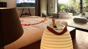 Luxury Suite, 1 King Bed, Fireplace | Individually decorated, individually furnished, blackout drapes