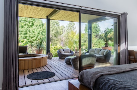 Luksus-suite - 1 kingsize-seng - pejs i værelset | Udsigt fra værelset. Villa Margaux
