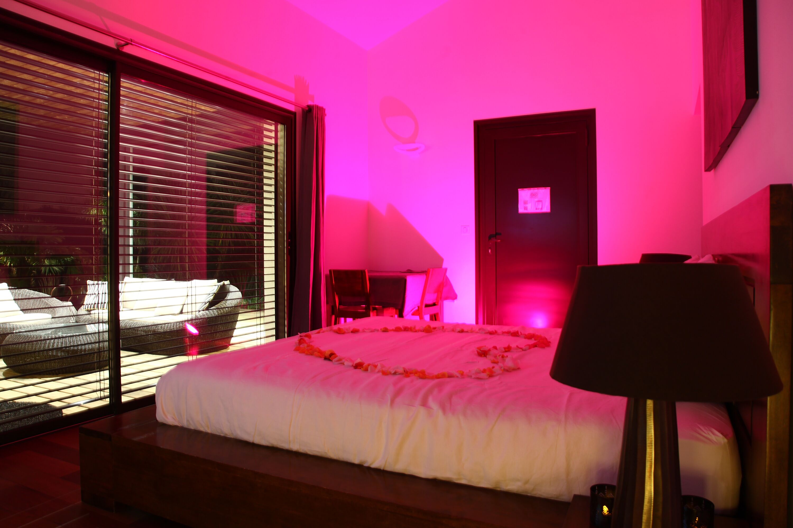 Ein Schlafzimmer mit einem Bett, einem Schreibtisch und einem Stuhl.