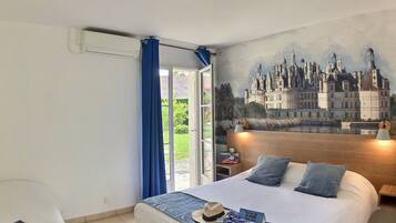 Una habitación de hotel con una cama, un escritorio y un mural de un castillo.