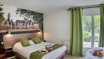 Ein ordentlich bezogenes Bett mit grünen Kissen, einer Nachttischlampe und einem Hut. Ein Fenster mit grünen Vorhängen bietet Blick auf grüne Landschaft.