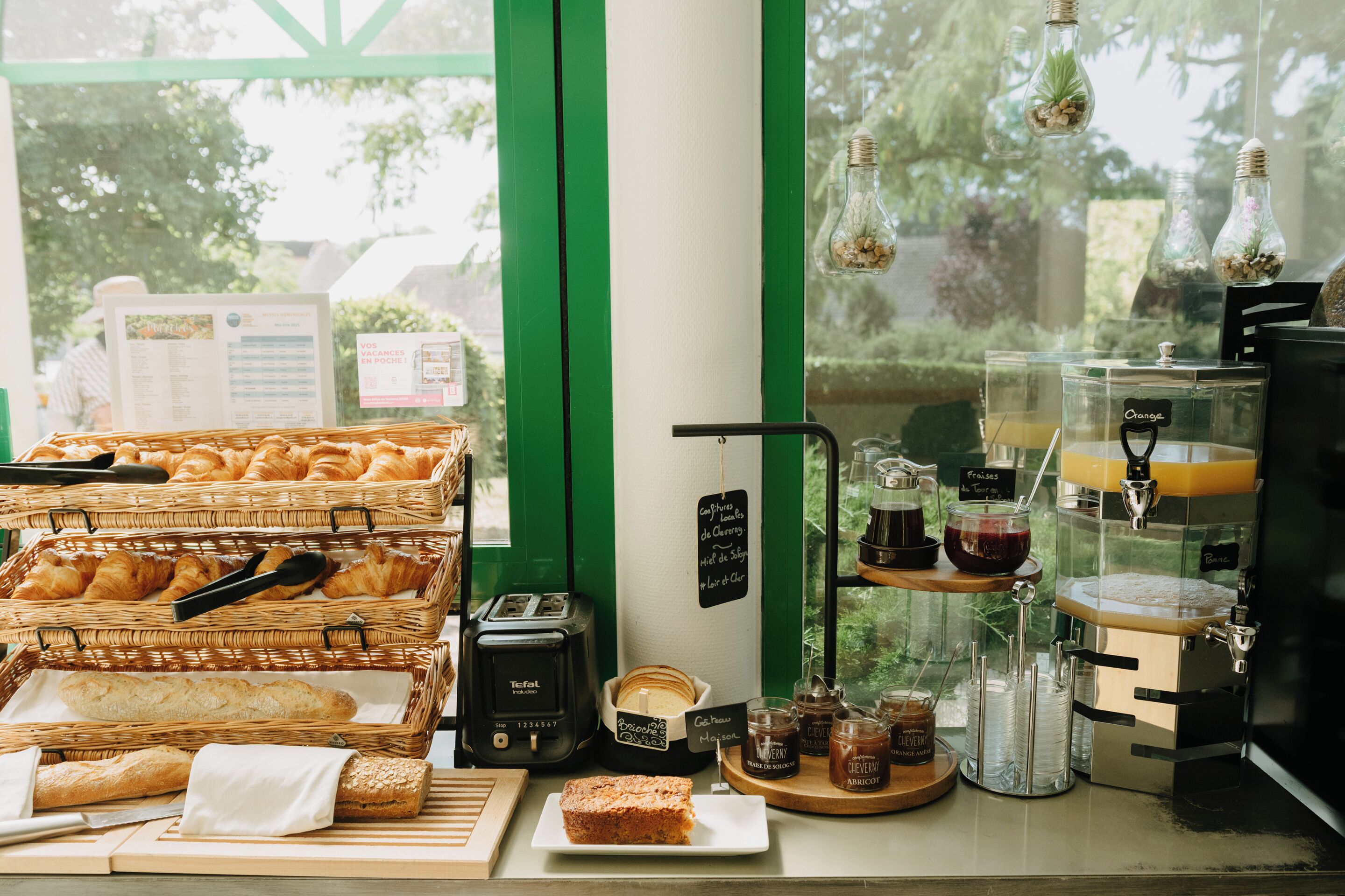 每日供應吃到飽早餐 (每人 EUR11)