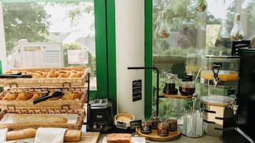 Petit déjeuner buffet (11 EUR par personne)