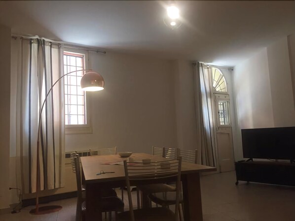 Apartment, 2 Schlafzimmer | Wohnzimmer | Flachbildfernseher