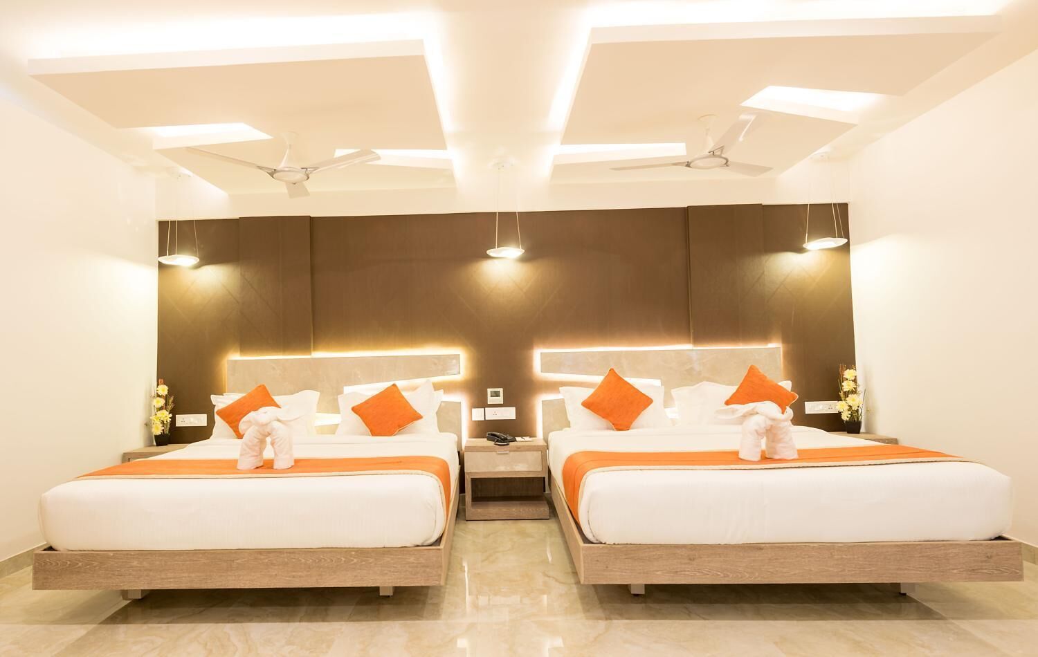 高档床上用品、迷你吧、客房内保险箱、办公桌