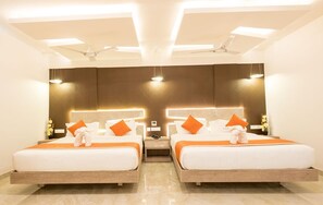 Hochwertige Bettwaren, Minibar, Zimmersafe, Schreibtisch