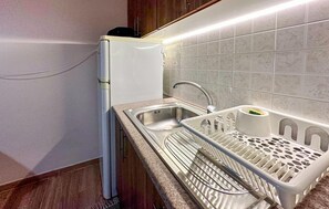 Fridge, oven, stovetop, coffee/tea maker