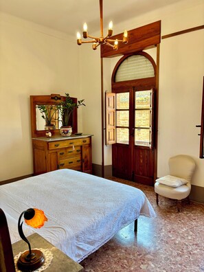 Nôi (giường cho trẻ sơ sinh) miễn phí, bộ trải giường 