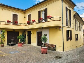 Exterior - Don Pasquale (Picciano)