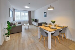 Apartemen Keluarga, 3 kamar tidur, balkon, pemandangan kota | Area keluarga | TV layar datar