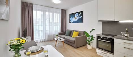 Appartamento Exclusive, 1 camera da letto, balcone, vista città | Area soggiorno | TV a schermo piatto