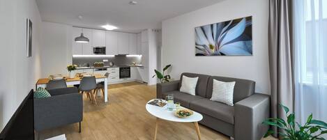 Refrigerador con freezer, microondas, horno, placa de cocina