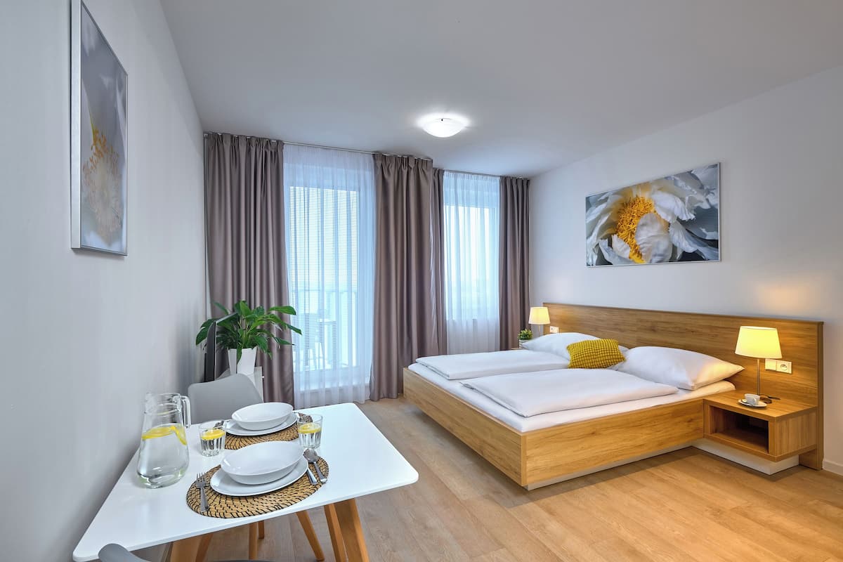 1 bedroom, desk, laptop workspace, soundproofing