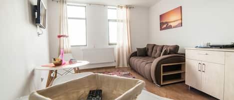 Deluxe Suite, 1 Bedroom, Non Smoking, River View | Living area