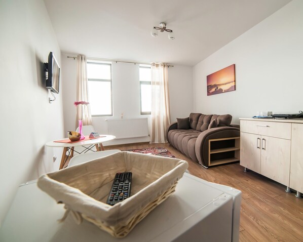 Deluxe Suite, 1 Bedroom, Non Smoking, River View | Living area