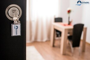 1 bedroom, premium bedding, desk, soundproofing