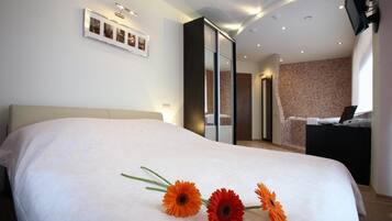 Brankas, meja kerja, setrika/meja setrika, dan Wi-Fi gratis