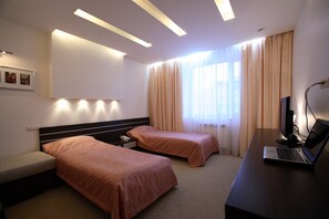 Camera Business con letto matrimoniale o 2 letti singoli | Una cassaforte in camera, una scrivania, ferro/asse da stiro