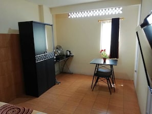 Desk, free WiFi - Gio Guesthouse Bogor (Bogor)