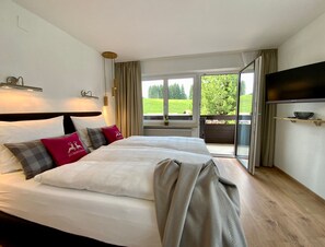 3 bedrooms, in-room safe, desk, travel cot